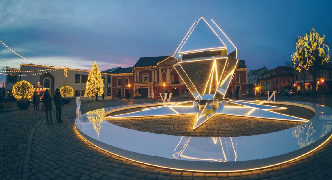 Праздничные украшения и гирлянды в Клайпеде оставят до конца января