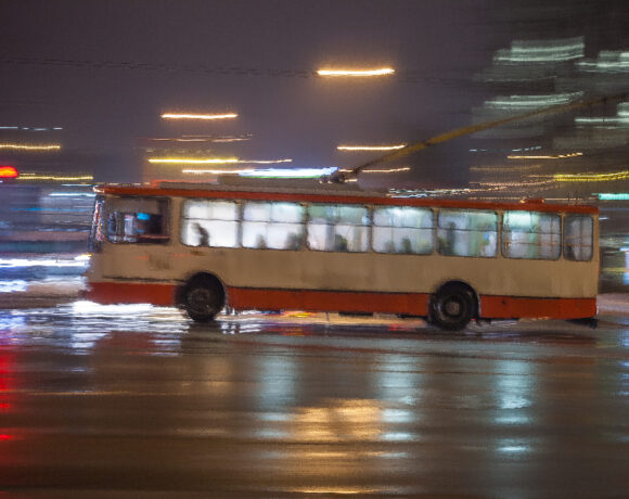 Почему при проезде троллейбусов бывает заметно искрение? Объясняет специалист