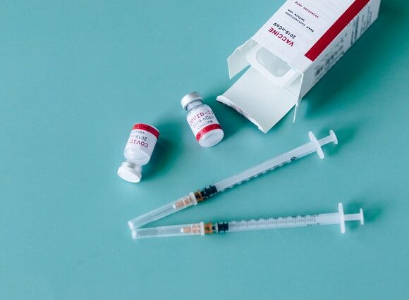 Вакцина компании AstraZeneca ожидает оценки специалистов