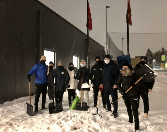 Футбольный манеж от снега спасли добровольцы
