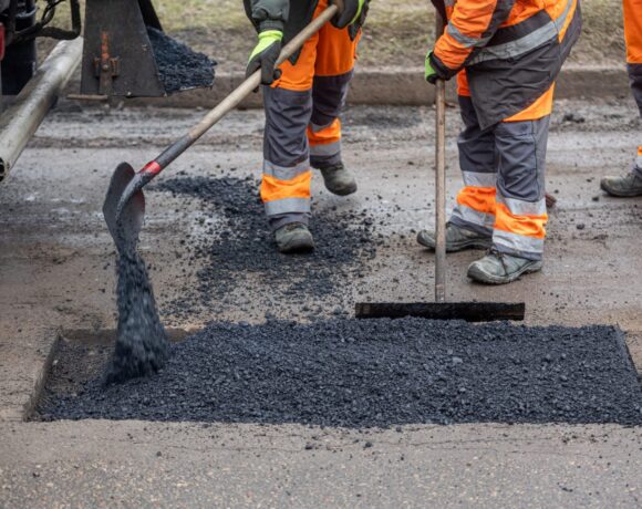 Вильнюс обещает за март отремонтировать 3000 ям на дорогах