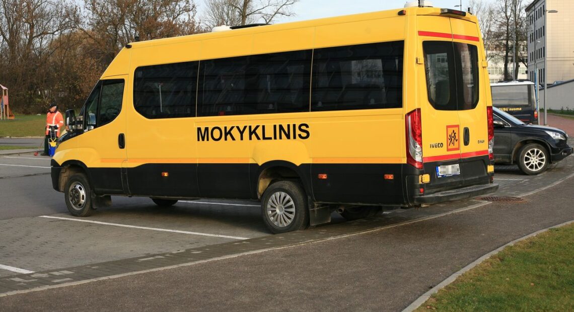 Школьные желтые автобусы будут подвозить на вакцинацию