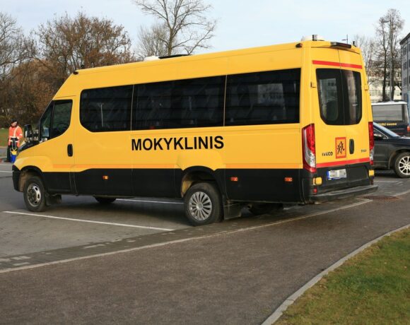 Школьные желтые автобусы будут подвозить на вакцинацию