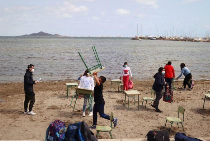 В Испании для школьников проводят уроки на пляже