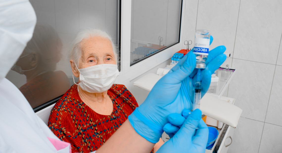 Доказана эффективность прививок для пожилых людей