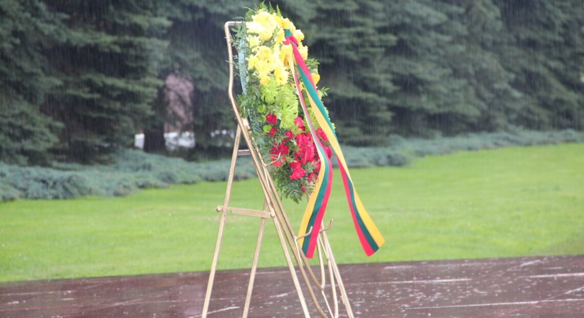 В продолжение существующей традиции сотрудники Посольства Литвы в России 8 мая возложили цветы у Вечного огня возле Кремлевской стены в Москве и почтили память всех жертв Второй мировой войны минутой молчания.