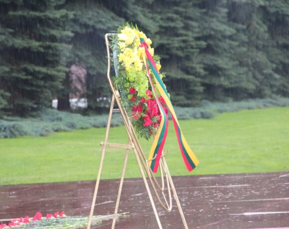 Сотрудники посольства Литвы в России почтили память жертв войны