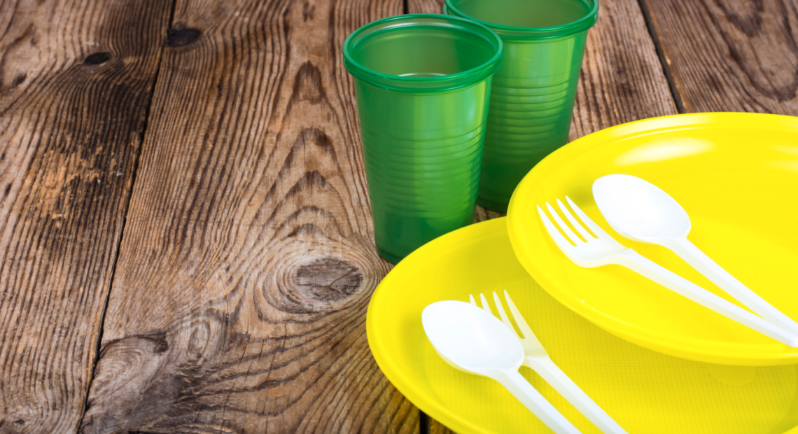 С июля в Литве нельзя будет приобрести пластиковую посуду