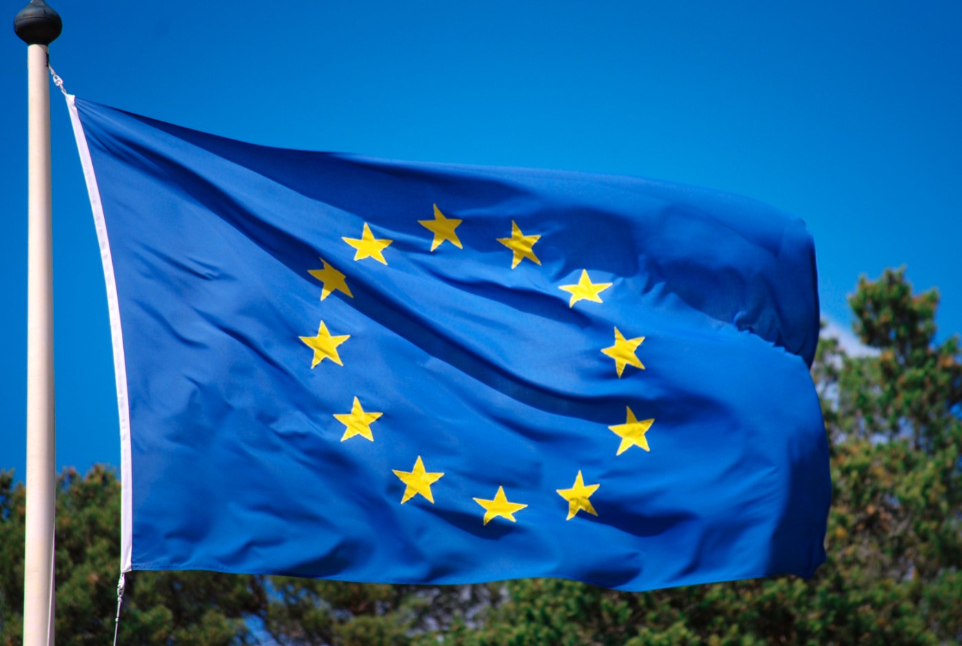 Синий флаг. День Европы. День Европы в Евросоюзе. Синий флаг с желтыми звездами.
