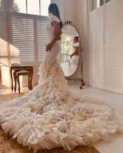 Дженнифер Лопес впервые показала свадебные платья