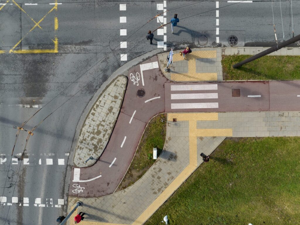 Опрос вильнюсцев: где на пересечении велосипедных и пешеходных дорожек нужна разметка?