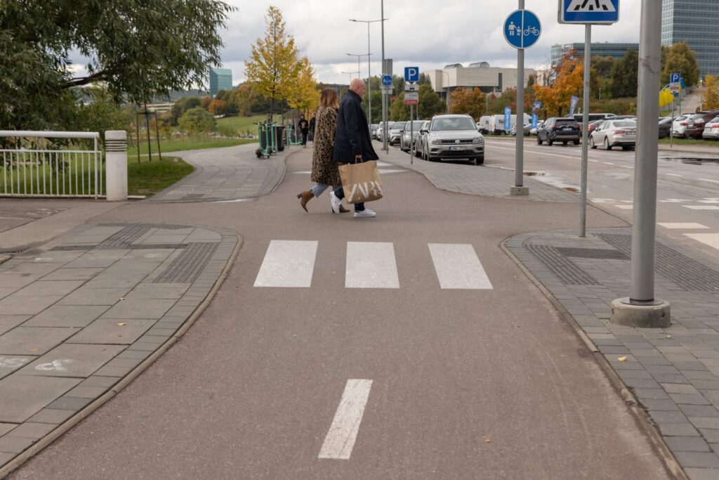 Опрос вильнюсцев: где на пересечении велосипедных и пешеходных дорожек нужна разметка?
