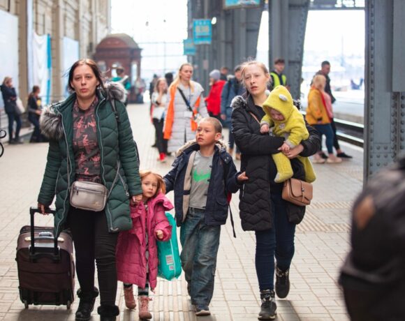 Допомога на дитину біженцям з України подовжуватиметься автоматично