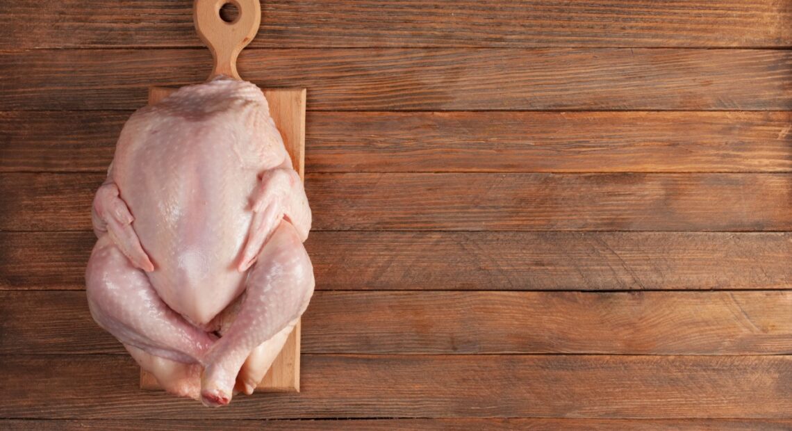 Курица и другое сырое мясо на кухне: мыть или не мыть?