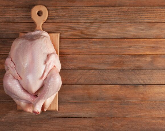 Курица и другое сырое мясо на кухне: мыть или не мыть?