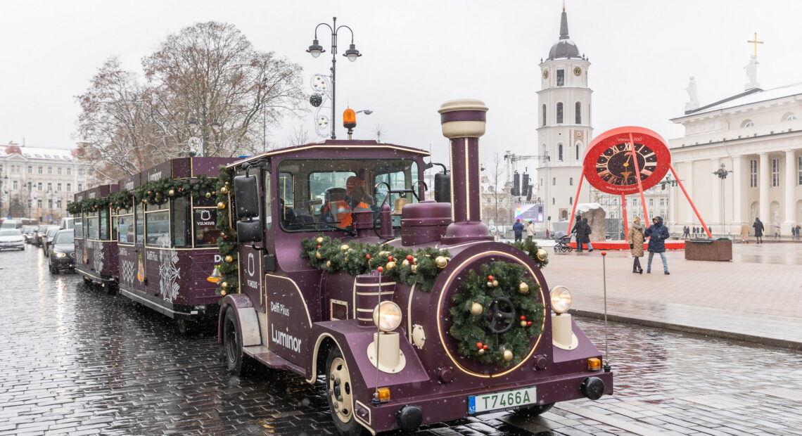 В Старый город столицы вернулся Рождественский паровозик