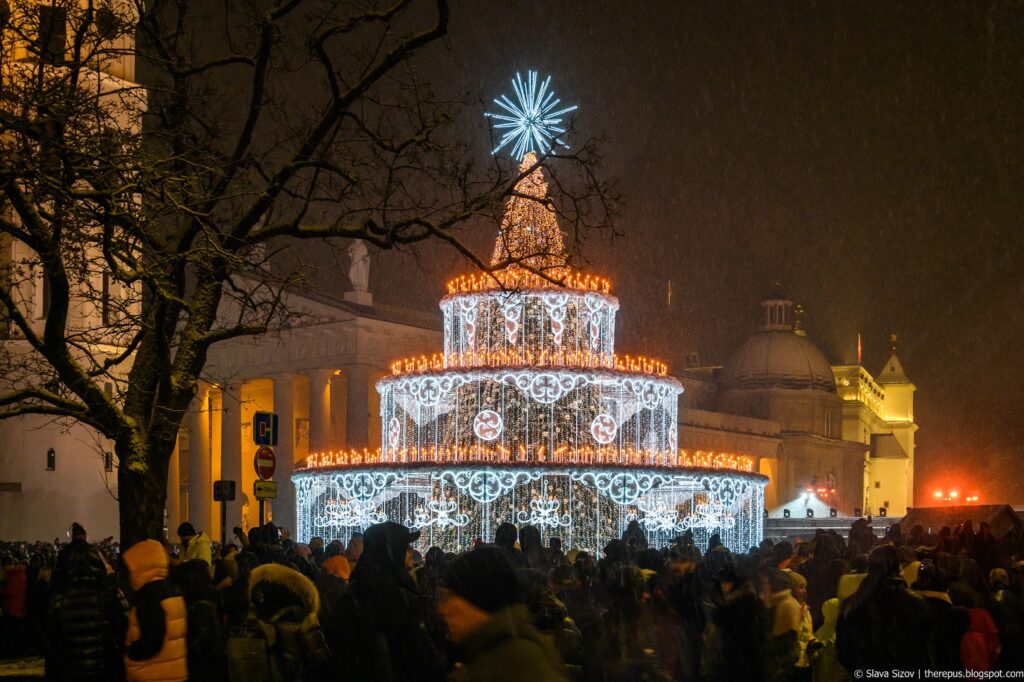 На Кафедральной площади столицы зажегся торт с 700 свечек &#8212; главная Рождественская елка страны
