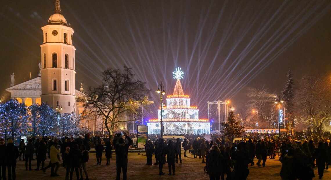 На Кафедральной площади столицы зажегся торт с 700 свечек - главная Рождественская елка страны
