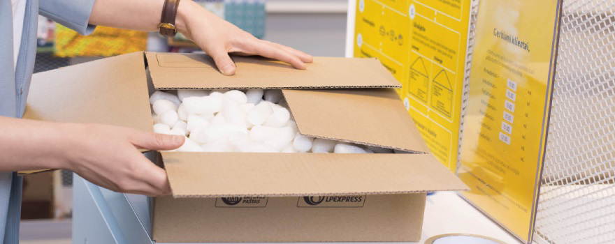 Выгода самоуправлениям от строительства полигонов, сбор за мелкие посылки из-за рубежа, рождественский караван Coca-Cola в Вильнюсе и другие новости 20221128 siuntos pakavimas