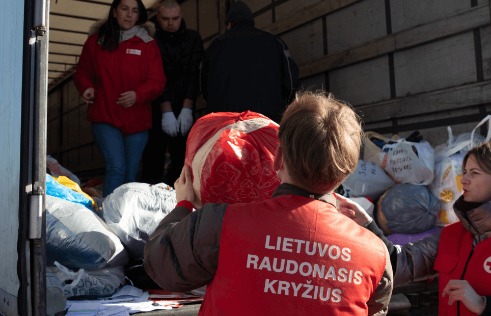 Красный Крест призывает жертвовать спальные мешки для жителей Украины
