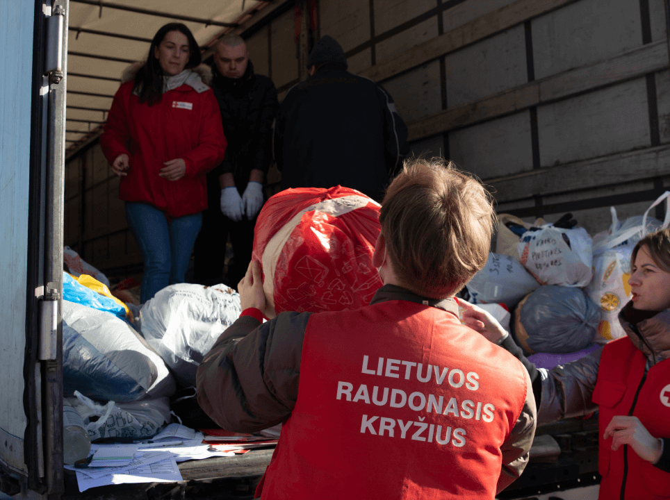 Красный Крест призывает жертвовать спальные мешки для жителей Украины