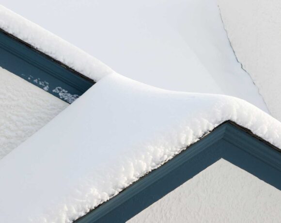 Толстый слой снега на крышах домов. Чем он опасен, и кто отвечает за его очистку?