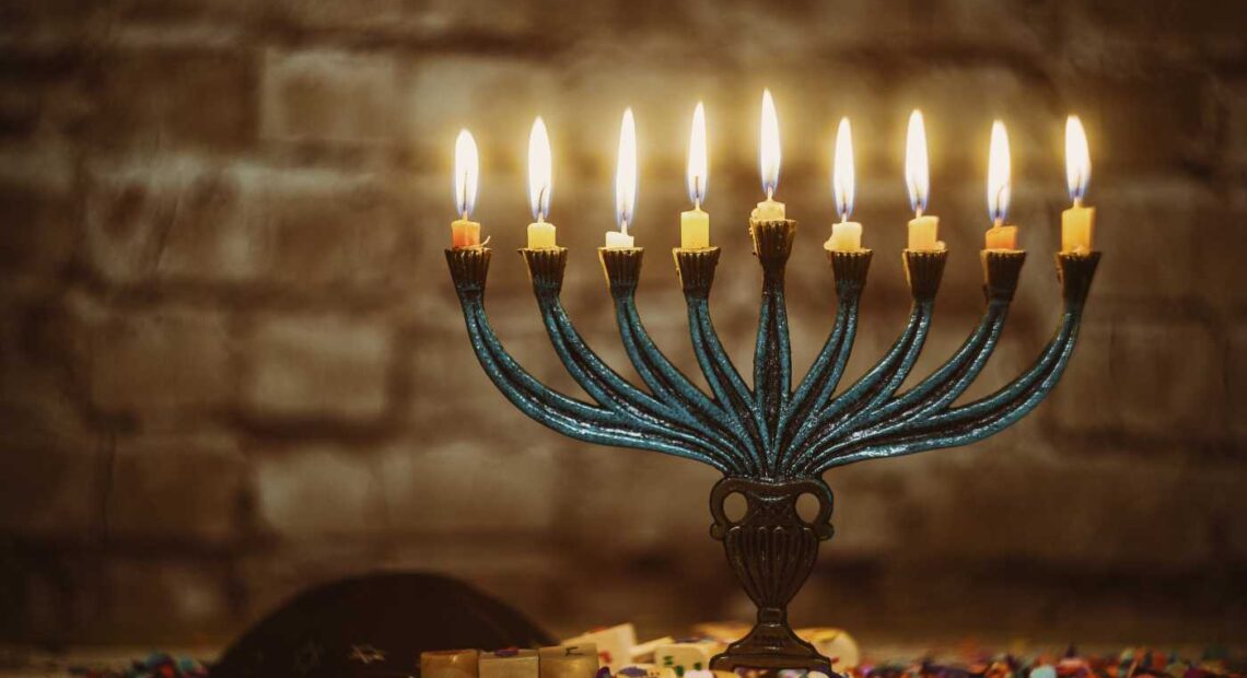 Иудеи начали отмечать один из самых красивых праздников года - Ханука