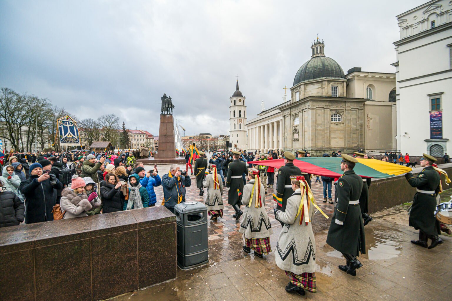 Дорожные сборы, День литовского флага, отключение огней на елках и другие новости