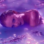 Тейлор Свифт приняла ванну с лавандой в клипе «Lavender Haze»