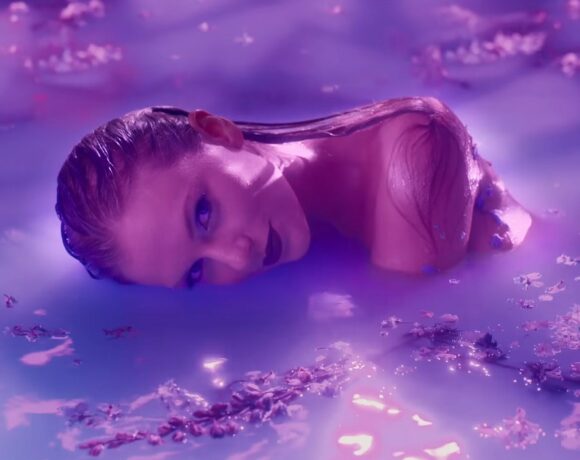 Тейлор Свифт приняла ванну с лавандой в клипе «Lavender Haze»