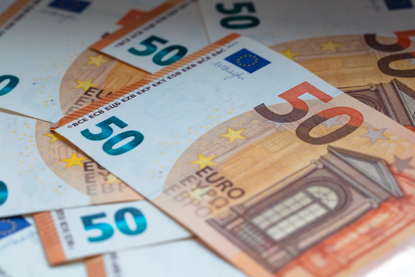 49% фальшивых банкнот по 50 евро, отмена самостроя, отказ от начальной цифры «8» в телефонных номерах и другие новости
