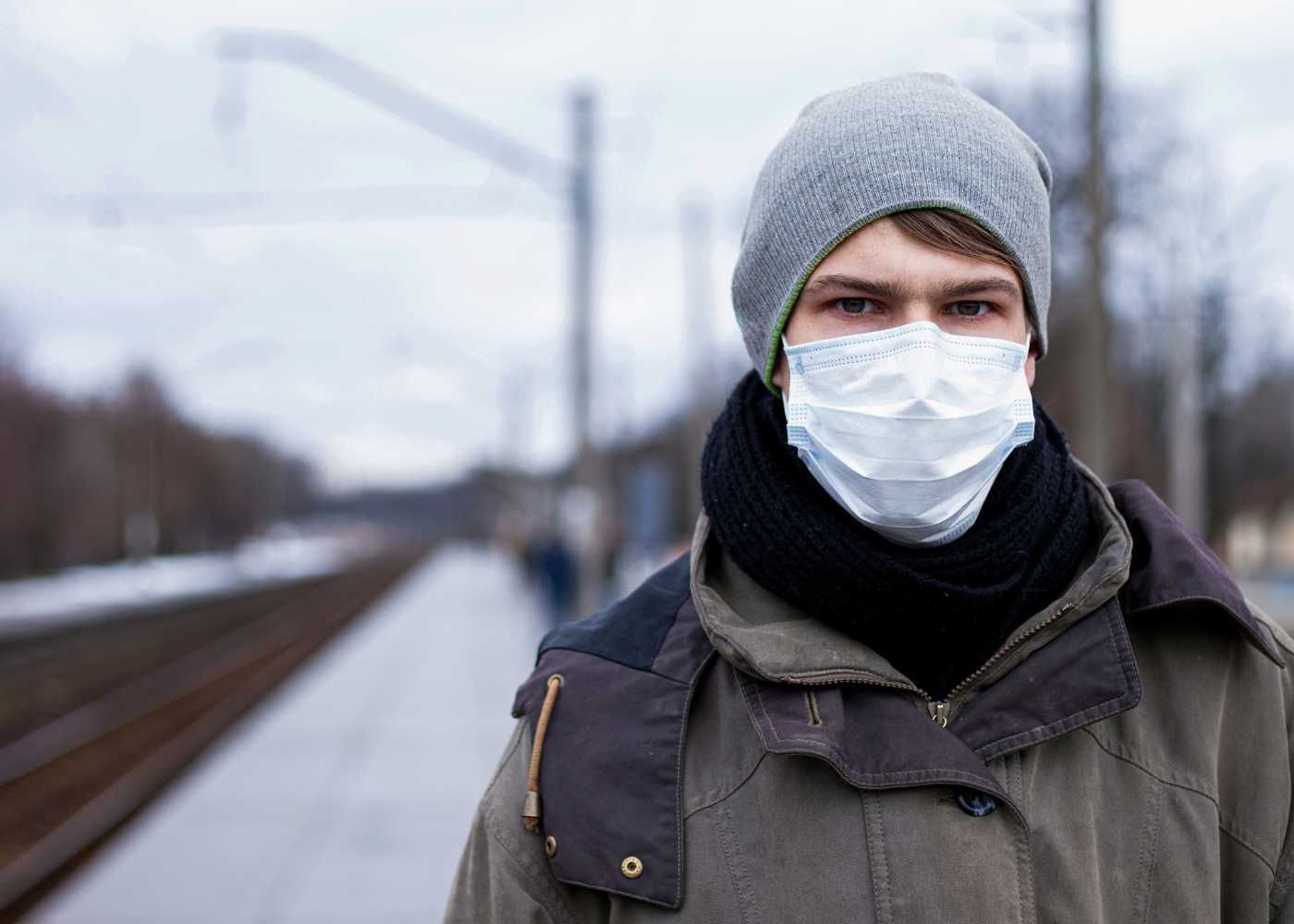 Заболеваемость гриппом, ОРВИ и ковидом остается высокой. Спасает ли маска от вирусов?