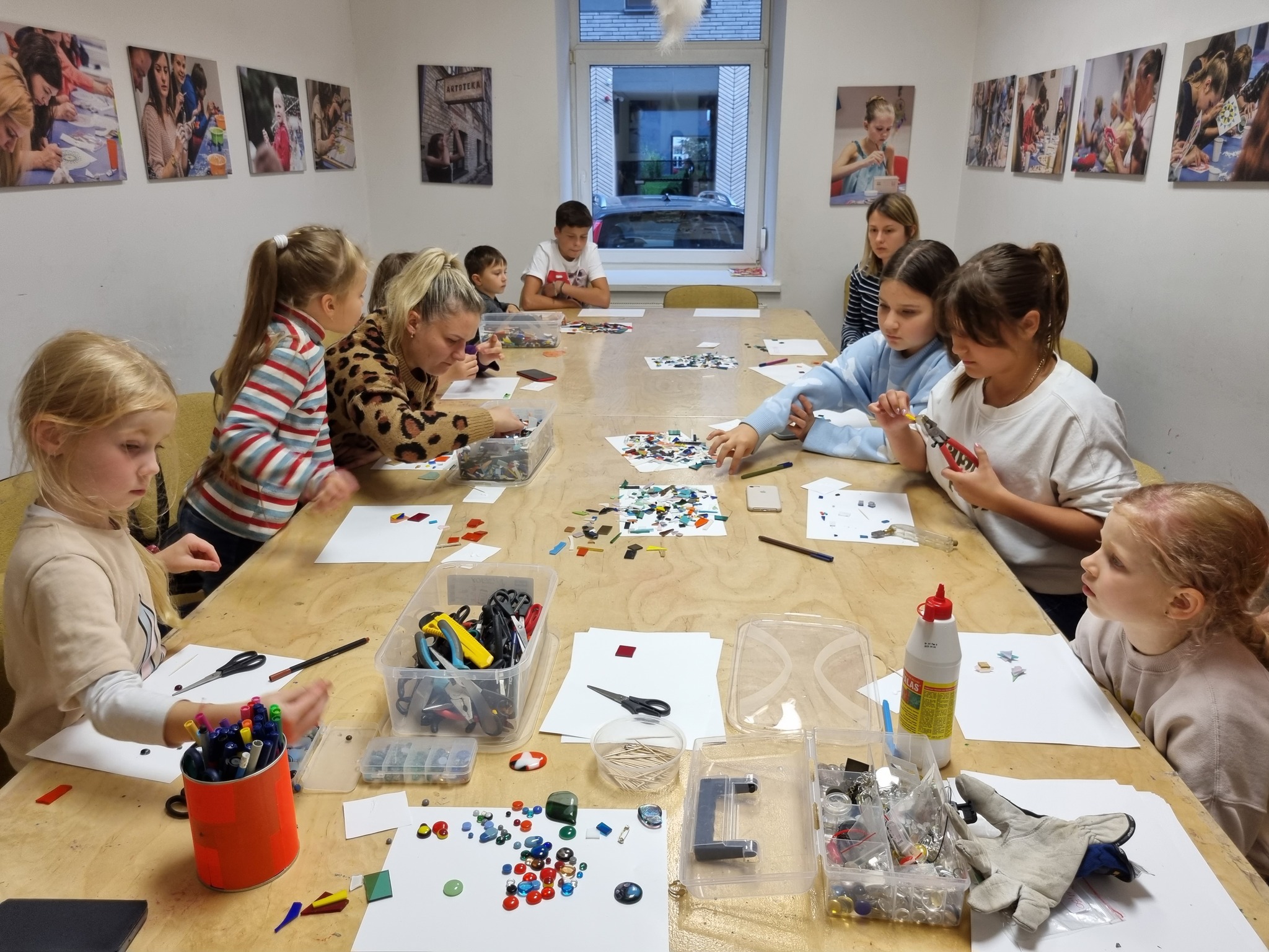 Студія Artoteka запрошує на заняття дітей і молодих людей з України