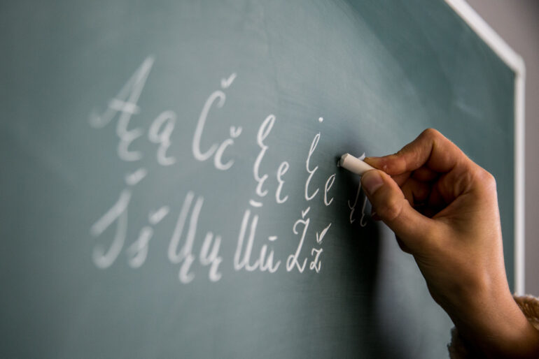 Рост количества уроков литовского в школах нацменьшинств, первый поезд на аккумуляторных батареях, бронзовая медаль B-Girl Nicka и другие новости