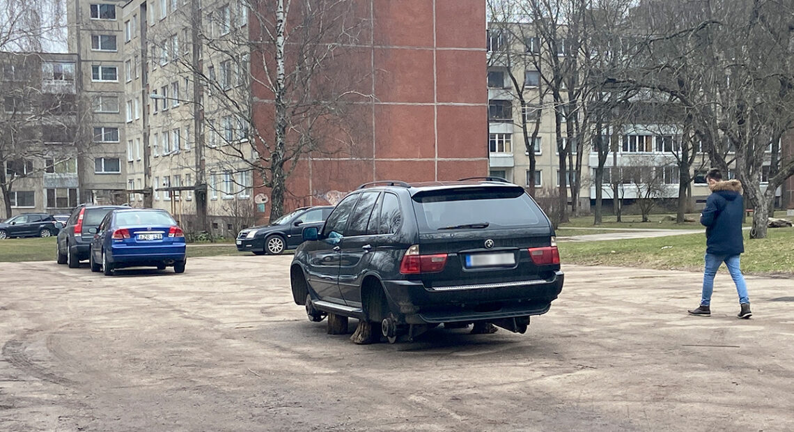 В Вильнюсе ночью злоумышленники «разули» BMW X5 — похищены все четыре колеса
