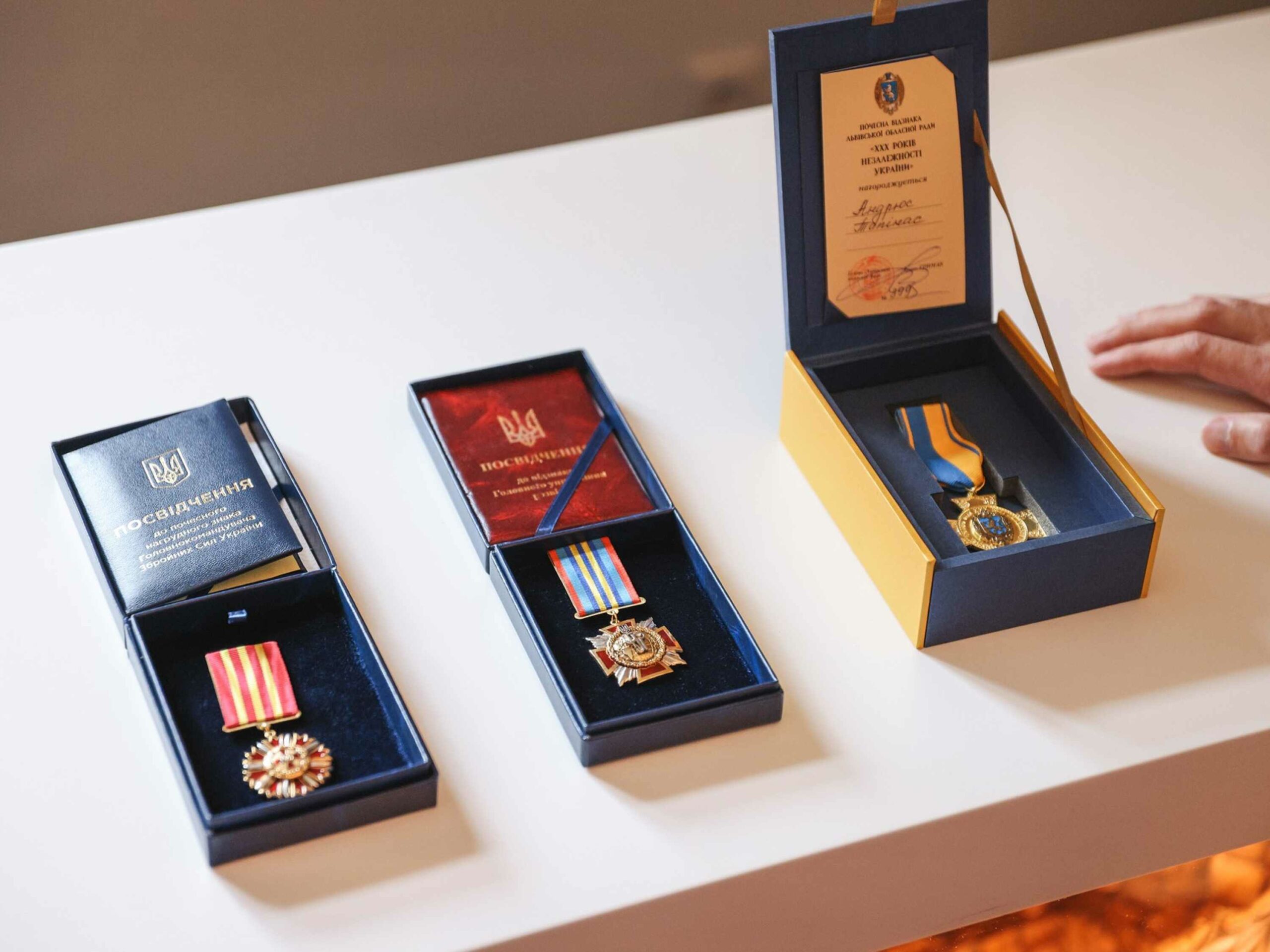 Андрюс Тапинас передал в дар Национальному музею Литвы свои украинские награды