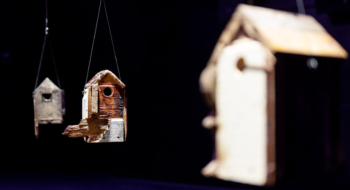 Художники представили проект Atgimimo inkilai, в якому пташині будиночки створені з уламків зібраних в Україні