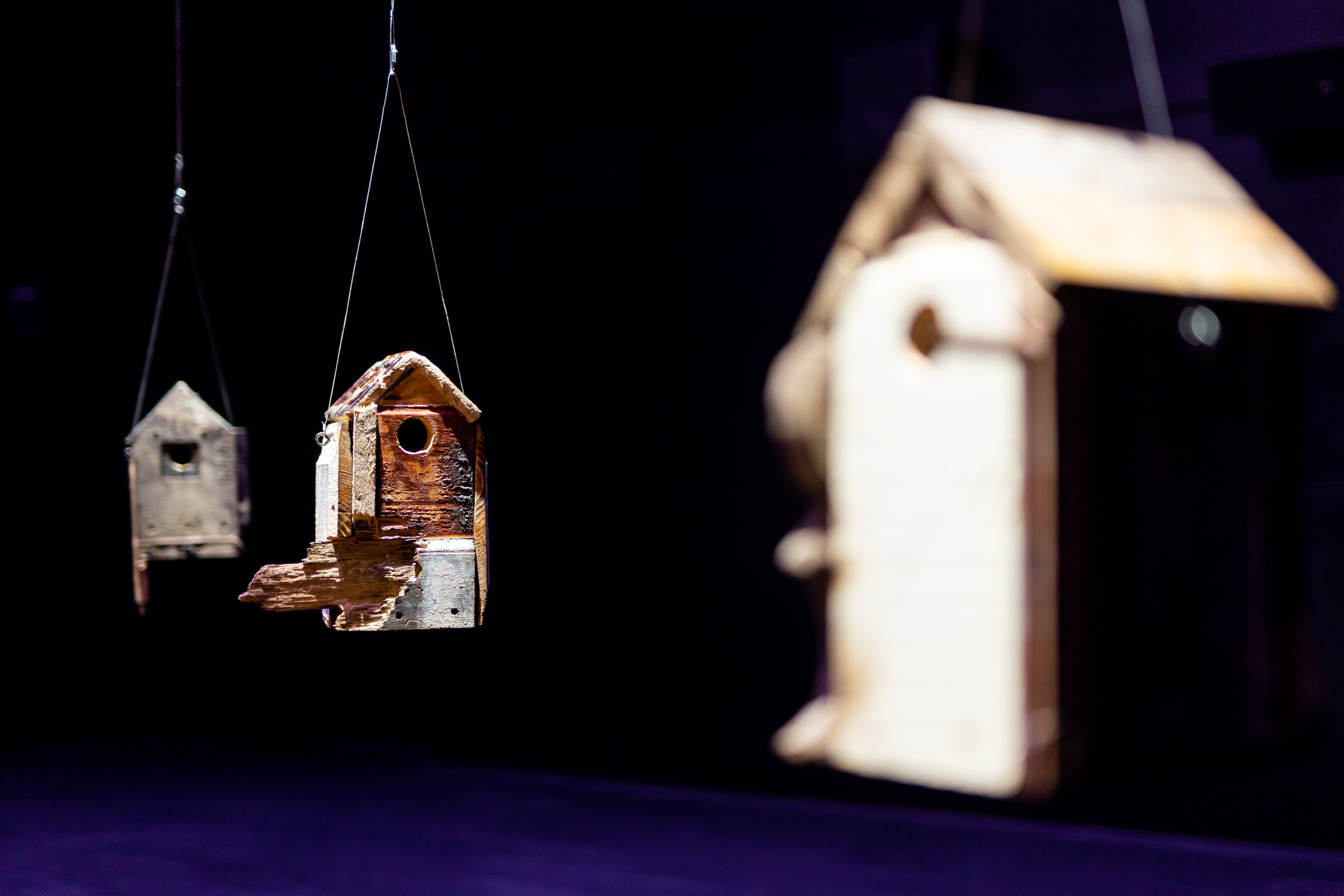 Художники представили проект Atgimimo inkilai, в котором птичьи домики созданы из обломков, собранных в Украине