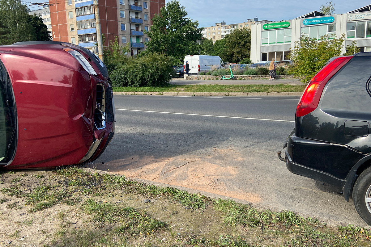 Пьяная авария в Каролинишкес: повреждены семь автомобилей