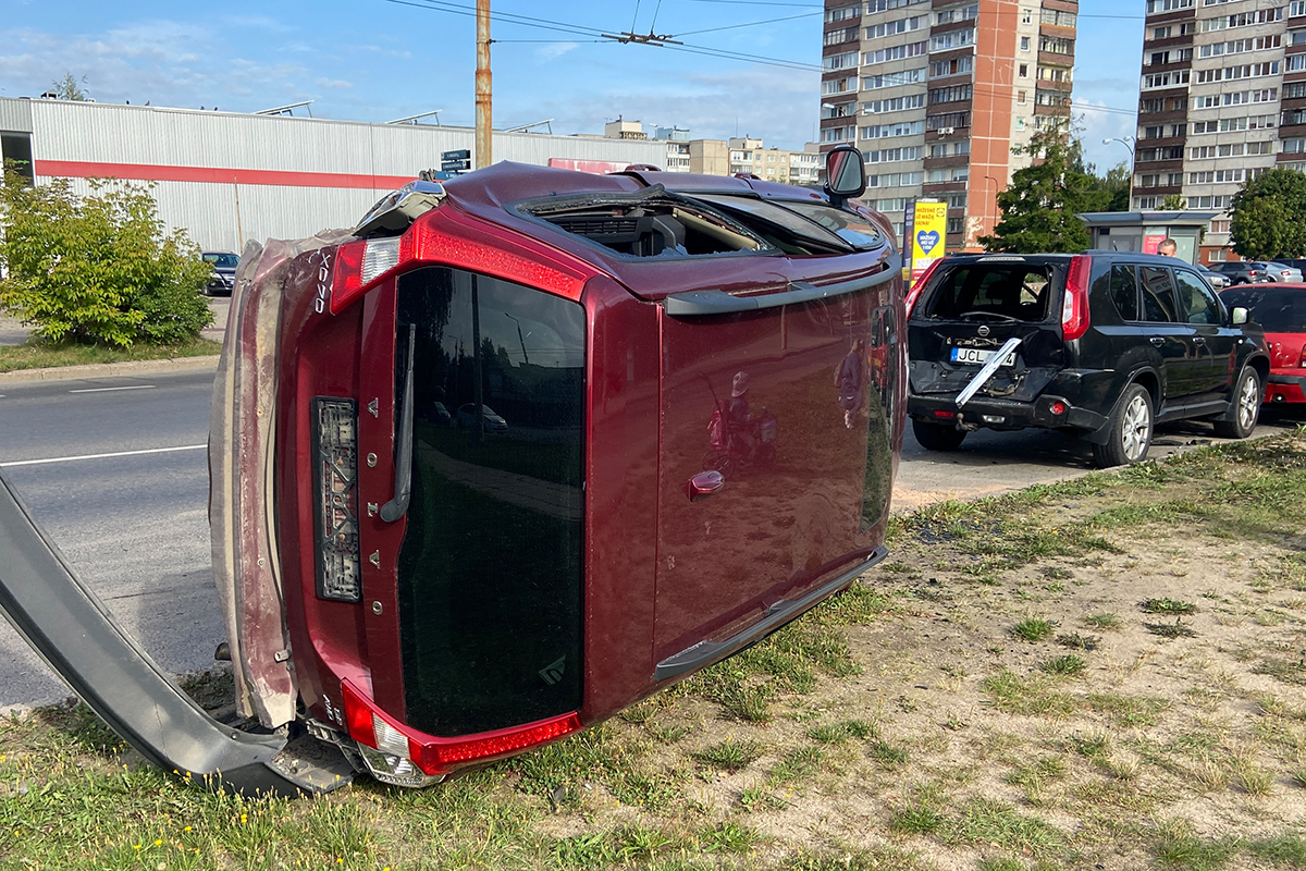 Пьяная авария в Каролинишкес: повреждены семь автомобилей