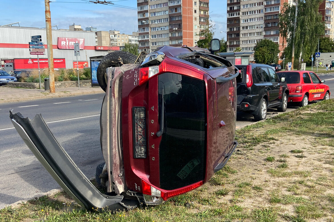 Пьяная авария в Каролинишкес: повреждены семь автомобилей