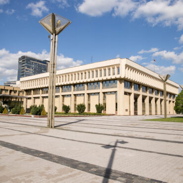 Сейм отклонил ограничения для россиян и белорусов, в школах появятся классы для спортсменов, Лаукисский дуб признали деревом года и другие новости