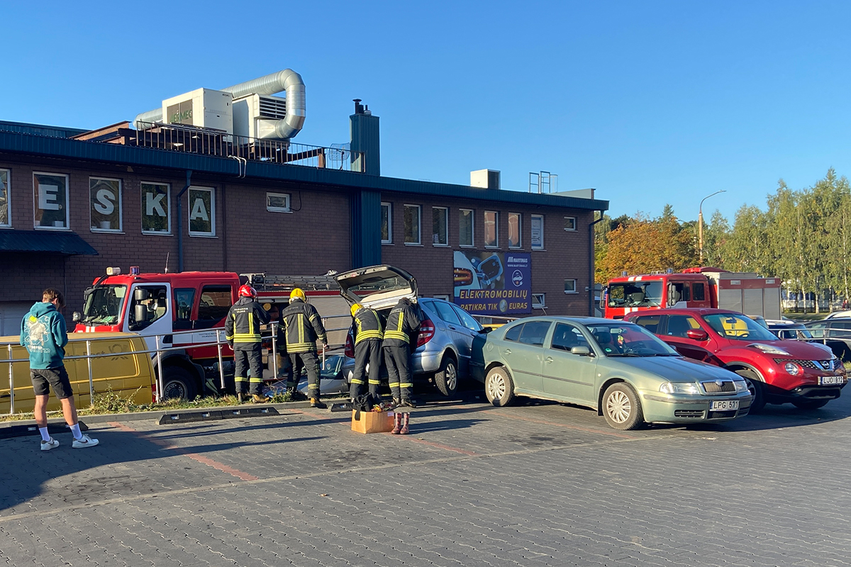 В Вильнюсе Mercedes вылетел с парковки магазина и «уперся» в Skoda
