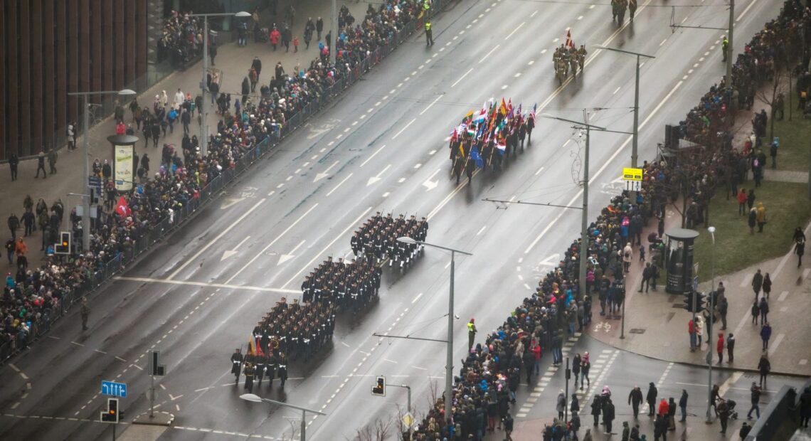 Ограничения движения во время подготовки и проведения парада на проспекте Konstitucijos в столице