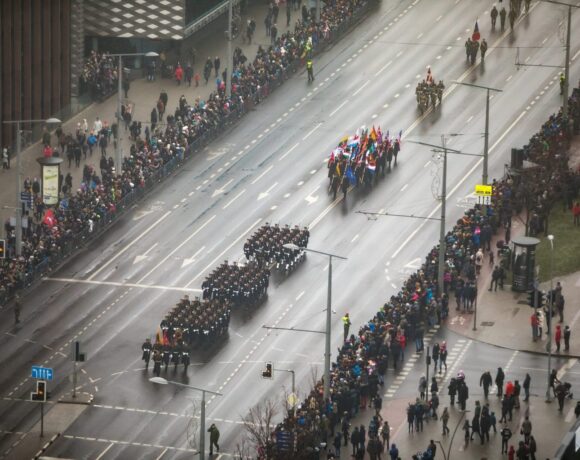 Ограничения движения во время подготовки и проведения парада на проспекте Konstitucijos в столице