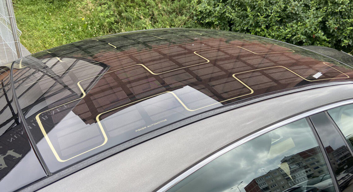 Солнечные батареи на крыше призваны обслуживать систему климат-контроля. Однако в солнечную погоду могут приводить спорткар в движение
