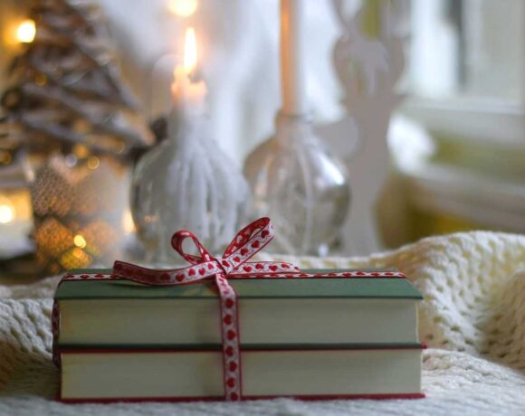 Три книги под елочку. Уютные рождественские истории и красочная энциклопедия