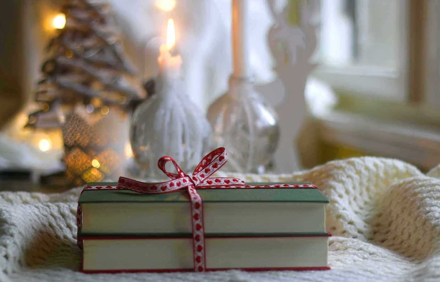 Три книги под елочку. Уютные рождественские истории и красочная энциклопедия