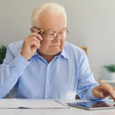 Отсутствие чёткой политики по борьбе с одиночеством пожилых, контроль за неприятными запахами от предприятий, завершение зимнего сезона обслуживания дорог и другие новости