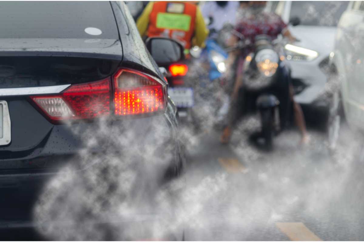 Если природоохрана или другие представители госведомств выявят, что автомобиль превышает норму выбросов, предлагается упразднять его техосмотр в течение семи рабочих дней (а не двух, как это принято сейчас)